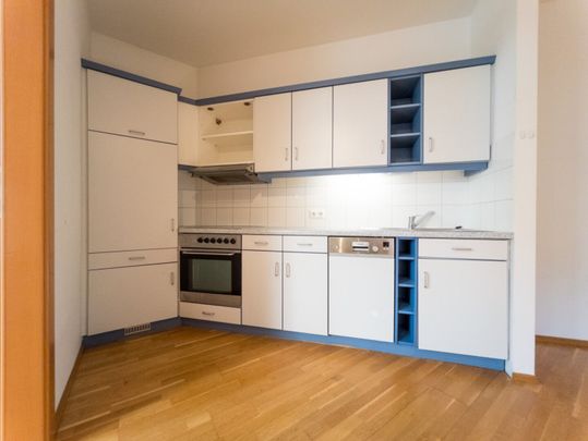 Helle 2-Zimmer-Dachgeschosswohnung mit Klimaanlage in zentraler Lage - Photo 1