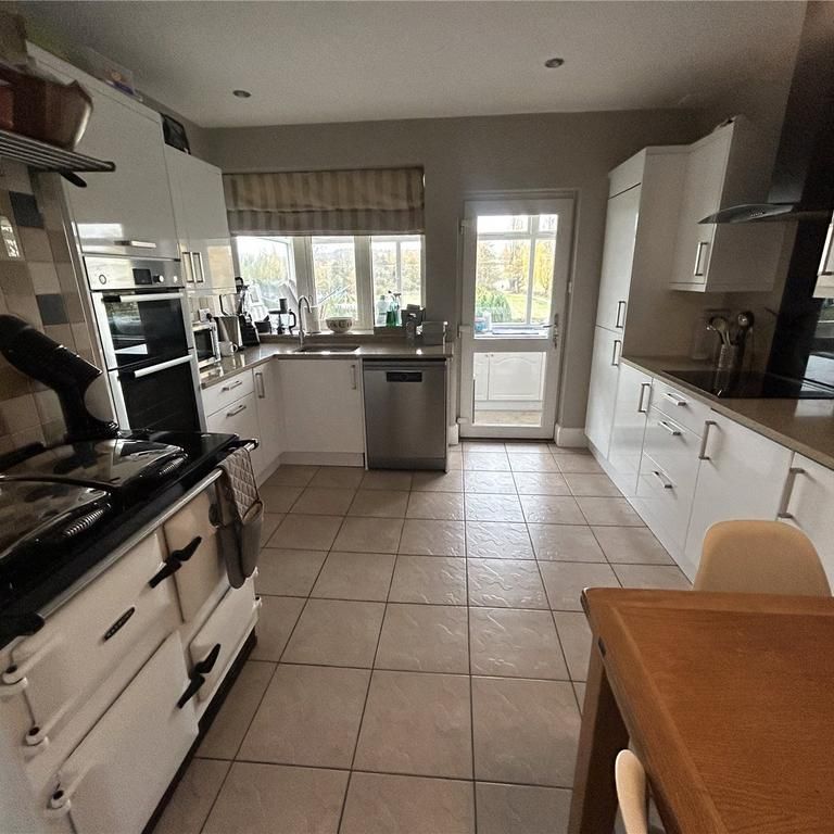 4 bedroom bungalow to rent - Photo 1