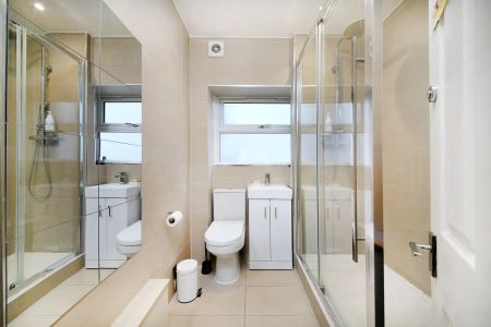 Broomwood Road, London, SW11 - Photo 4