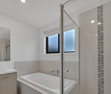 Spacious 4 Bedroom Home in Thornhill Park - Photo 5