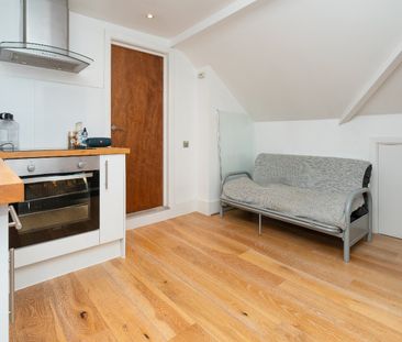 Flat 5 64 Chalk Hill - Photo 2