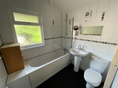 4 bedroom semi-detached house to rent - Photo 4