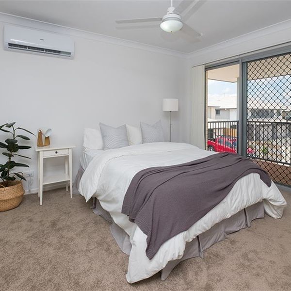 FOR RENT - MODERN 3-BEDROOM TOWNHOUSE - Photo 1