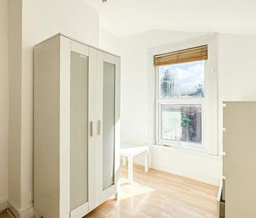 3 bedroom end of terrace house to rent - Photo 4