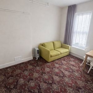 1 Bed Flat, Prince Road, SE25 - Photo 2