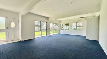 Spacious 7-Bedroom Family Home - Room for Everyone! - Photo 4