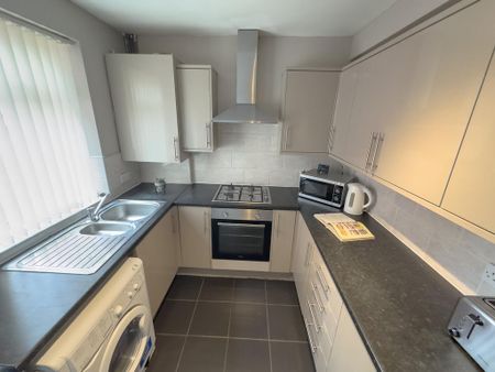 4 bedroom terraced house to rent - Photo 2