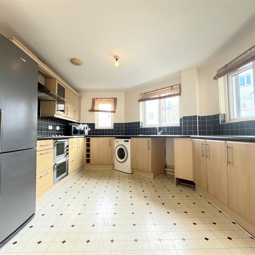 2 Bedroom Flat - First Floor To Let - Photo 1