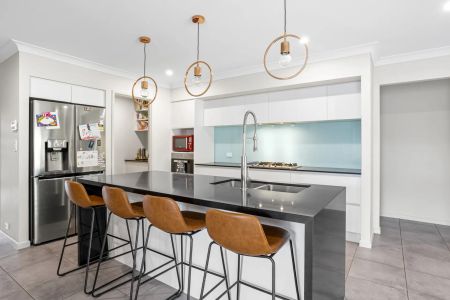 Spacious Family Home with Multiple Living Areas, Ducted Air & Garden Maintenance Included. Contact Julie Sykes 0438 050 110 - Photo 3