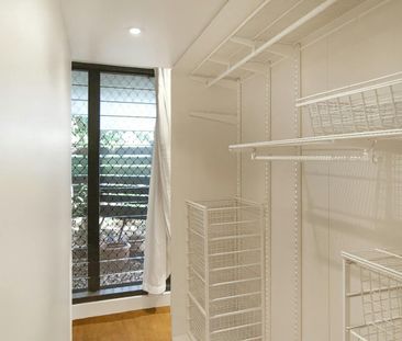 PERFECT HOUSE IN GREAT LOCATION - Photo 4