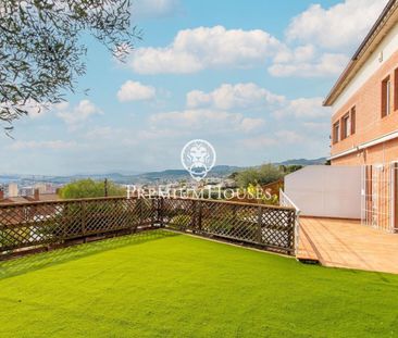 Casa esquinera con piscina comunitaria y preciosas vistas al mar - Photo 6