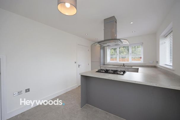 3 bedroom mews to rent - Photo 1