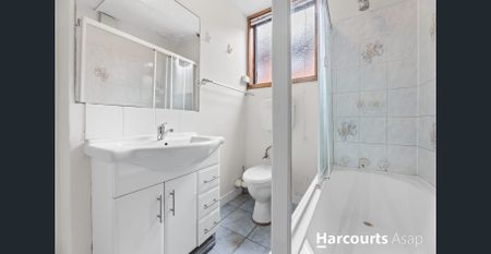 Stylish, Spacious & Exceptionally Located – Modern Living in Malvern East - Photo 5