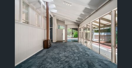 Elegant Royston Park Villa - Photo 5