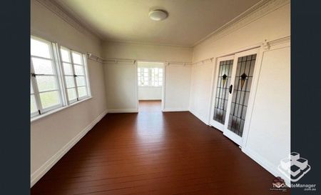 Spacious family living in an unbeatable location - Photo 5