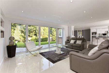 A fantastic 5 bedroom property located in a private road and approximately 1.8 miles from ACS International School - Photo 2