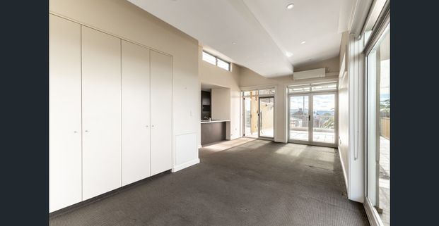 Spacious 1-bedroom apartment - Photo 1