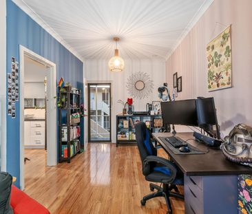 Top-Floor Apartment with Stunning City & Hills Views - Photo 6