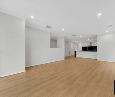 SPACIOUS 4 BEDROOM HOME WITH 2 LIVING AREA AND SOLAR PANELS, CLOSE ... - Photo 2