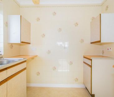 1 bedroom retirement property to rent - Photo 6