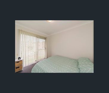 Two bedroom unit within walking distance to everything! - Photo 3