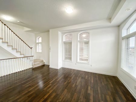 For Lease - 208 Glad Park Avenue, Whitchurch-Stouffville, Ontario - Photo 2