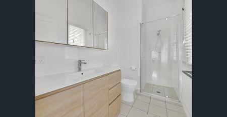 Renovated Three-Bedroom Home w/ Air-conditioning - Photo 4