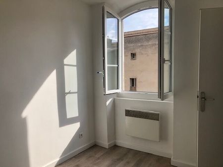 Appartement 2 pièces 40m2 MARSEILLE 1ER 690 euros - Photo 4