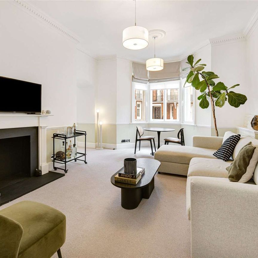 Perfectly located lateral two bedroom flat with two reception rooms in the heart of Knightsbridge boasting over 1,000sqft of living space. - Photo 1