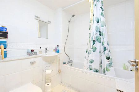 2 bedroom flat in 2A Balham Hill - Photo 5