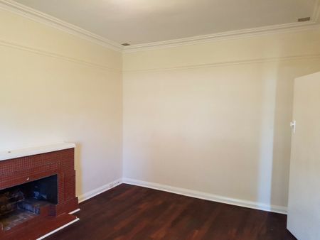 Charming 3-Bedroom Home for Rent in Joondanna - Photo 2