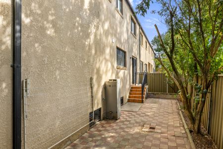 Neat & Tidy Three Bedroom Townhouse - Photo 3