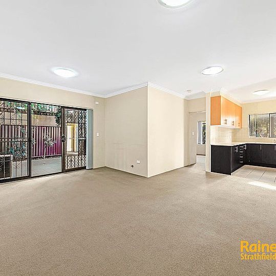 Oversized 2 Bedroom Apartment Close to Train Station - Photo 1