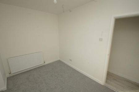 3 bedroom flat to rent - Photo 3