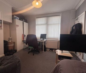 Rosemont Walk (Room 1), Bramley, Leeds - Photo 5