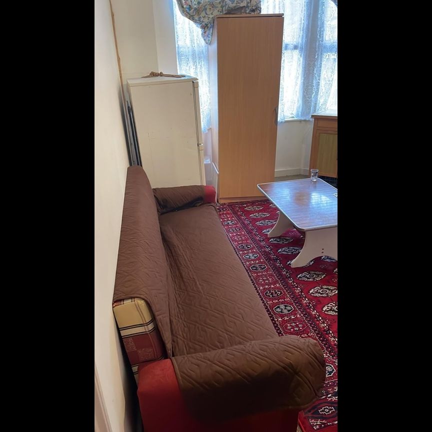 Room in a Shared House, Wells House Road, NW10 - Photo 1