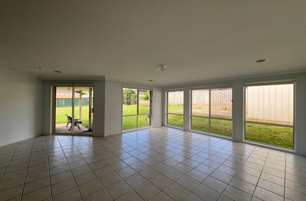 Spacious Family Home on Double Block- Garden Maintenance included - Photo 1