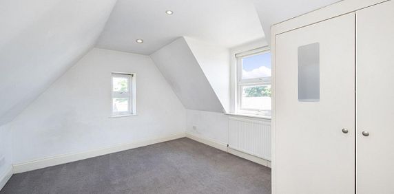 2 bedroom flat in Kingston upon Thames - Photo 2