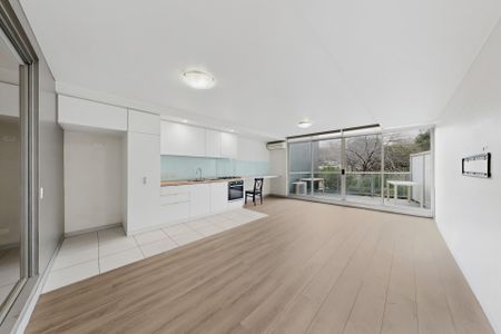 Stylish 1-Bedroom Apartment Moments from Highpoint Shopping Centre - Photo 2