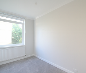 3 bedroom flat to rent - Photo 4