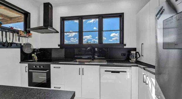 Stratford - 3 Bedrooms - Photo 1