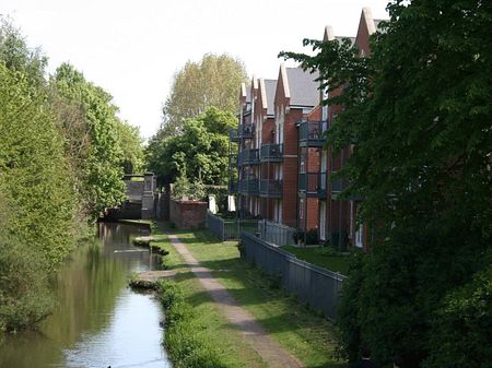 Florey Gardens, Aylesbury - Photo 2