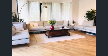 Beautifully renovated three bedroom apartment in great inner city location - Photo 3