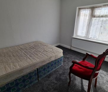 4 bedroom semi-detached house to rent - Photo 1