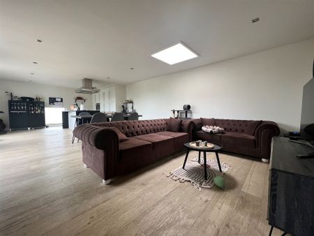 RUIM APPARTEMENT MET 2 SLAAPKAMERS, TERRAS, TUIN EN 2 AUTOSTAANPLAATSEN - Photo 3