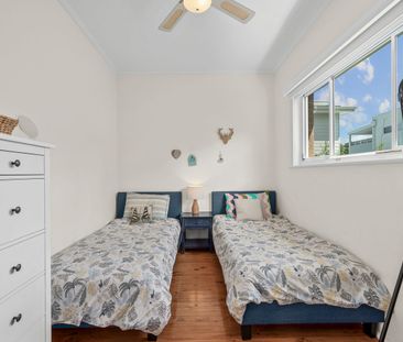 Coastal Three Bedroom Family Home - Photo 4