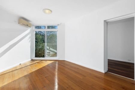 Ground Floor Apartment With Courtyard! - Photo 2