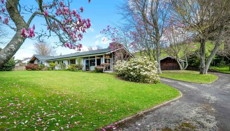 Spacious Family Home with Stunning Views - Photo 2
