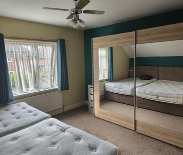 4 bedroom semi-detached house to rent - Photo 2