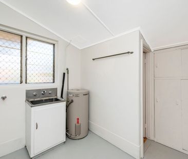 Stunning Family Home with Expansive Yard Space! - Photo 3